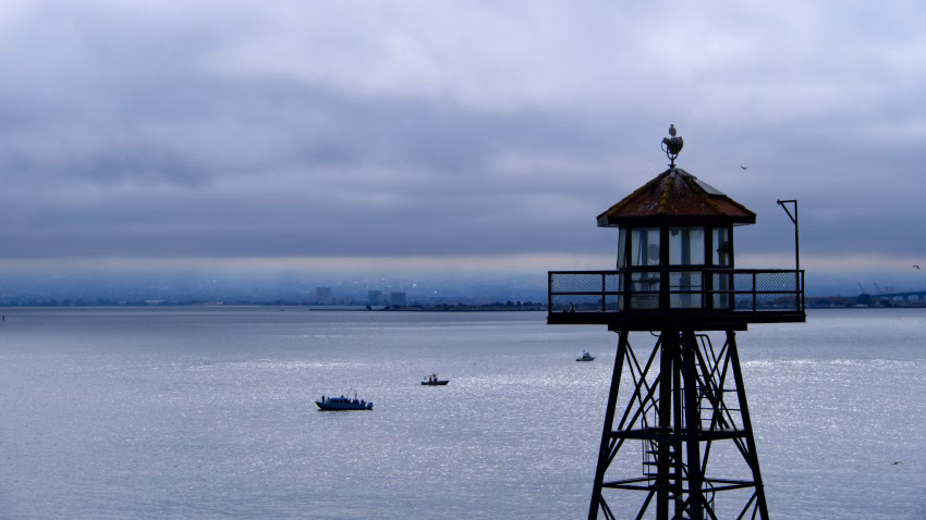 Aussicht von Alcatraz bei Nebel