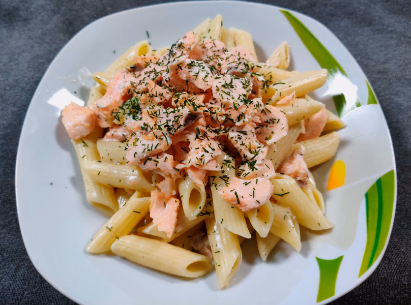 Nudeln mit Lachs und heller Dill Sauce