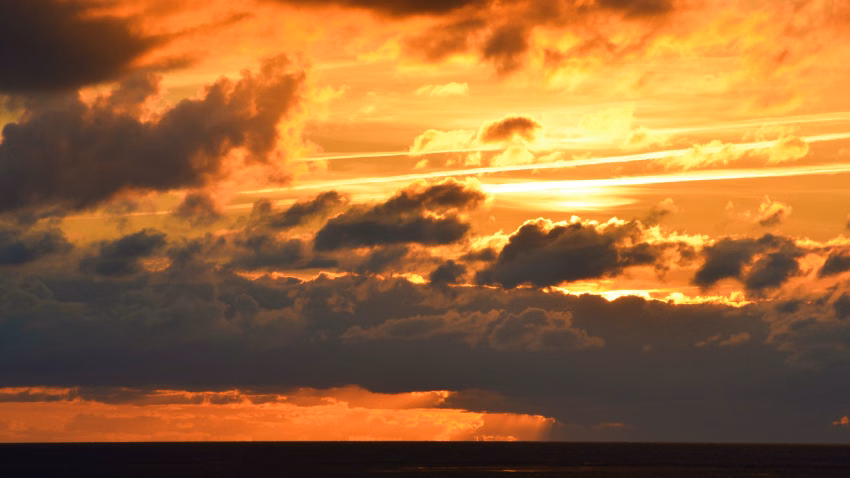 Sonnenuntergang hinter Wolken